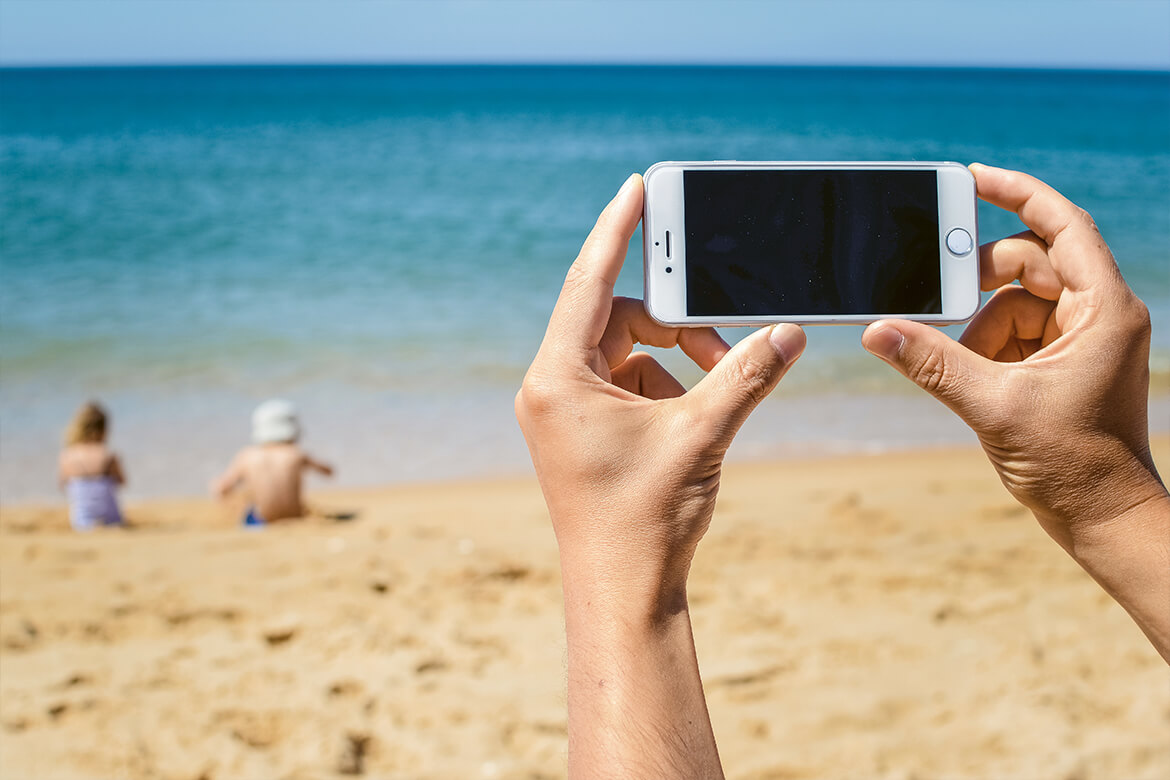 Von hinten und aus grosser Entfernung: Es geht ums Nicht-Zeigen. | Bild: shutterstock.com