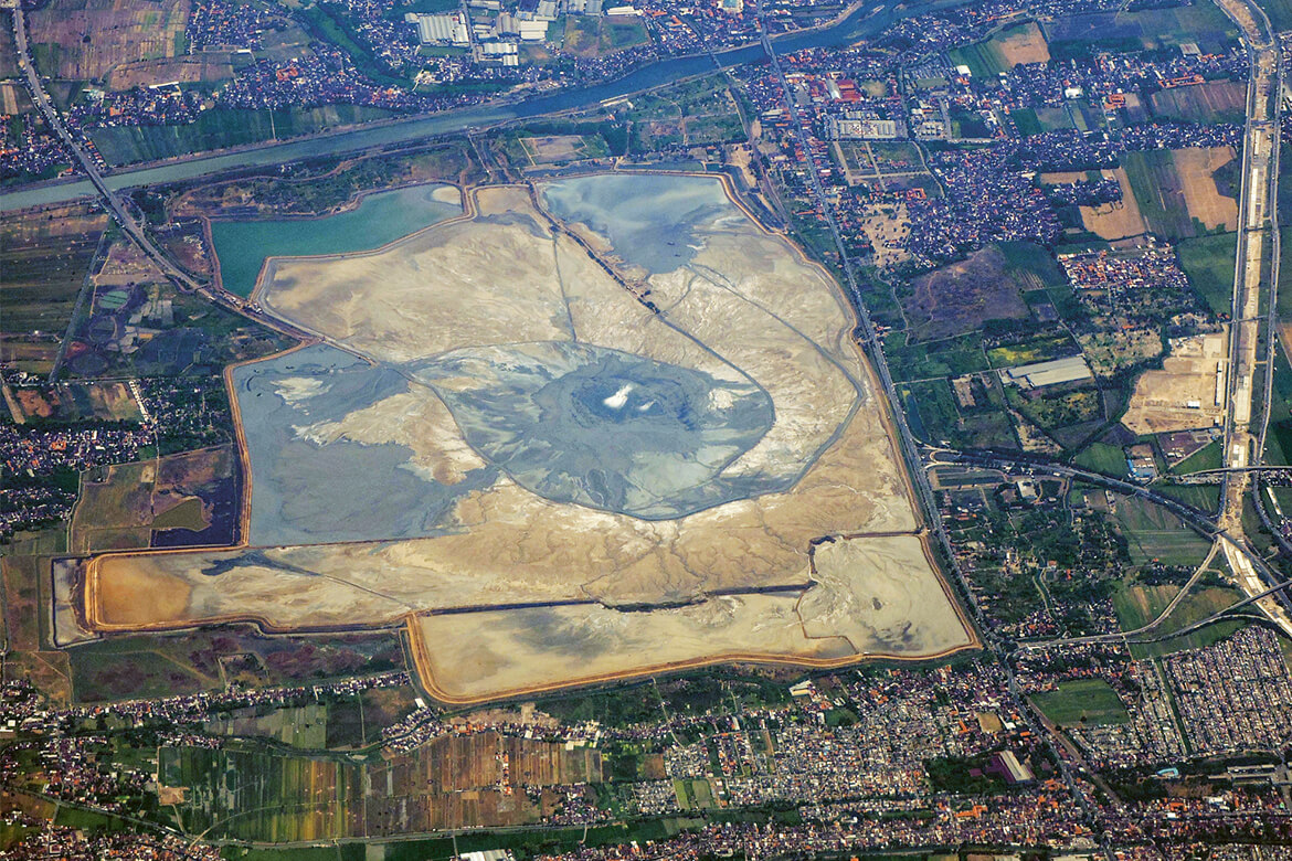 Der Schlammsee von Sidoarjo in Indonesien entspringt dem grössten Schlammvulkan der Welt. Seit 2006 vertrieb er schon 60 000 Menschen von ihrem Land. | Bild: Getty Images/Mangiwau